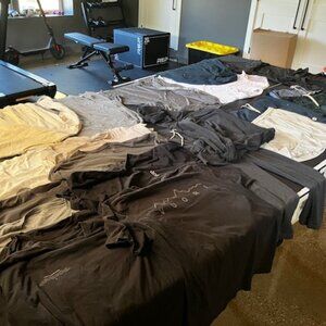 Vuori Men’s 25 Piece LOT – Mixed L/XL – Tees, Sweats, Shorts, Polo